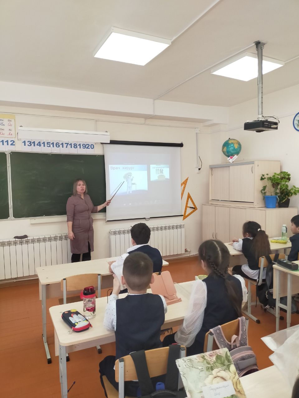 учащиеся начальных классов знакомятся с профессией врача.