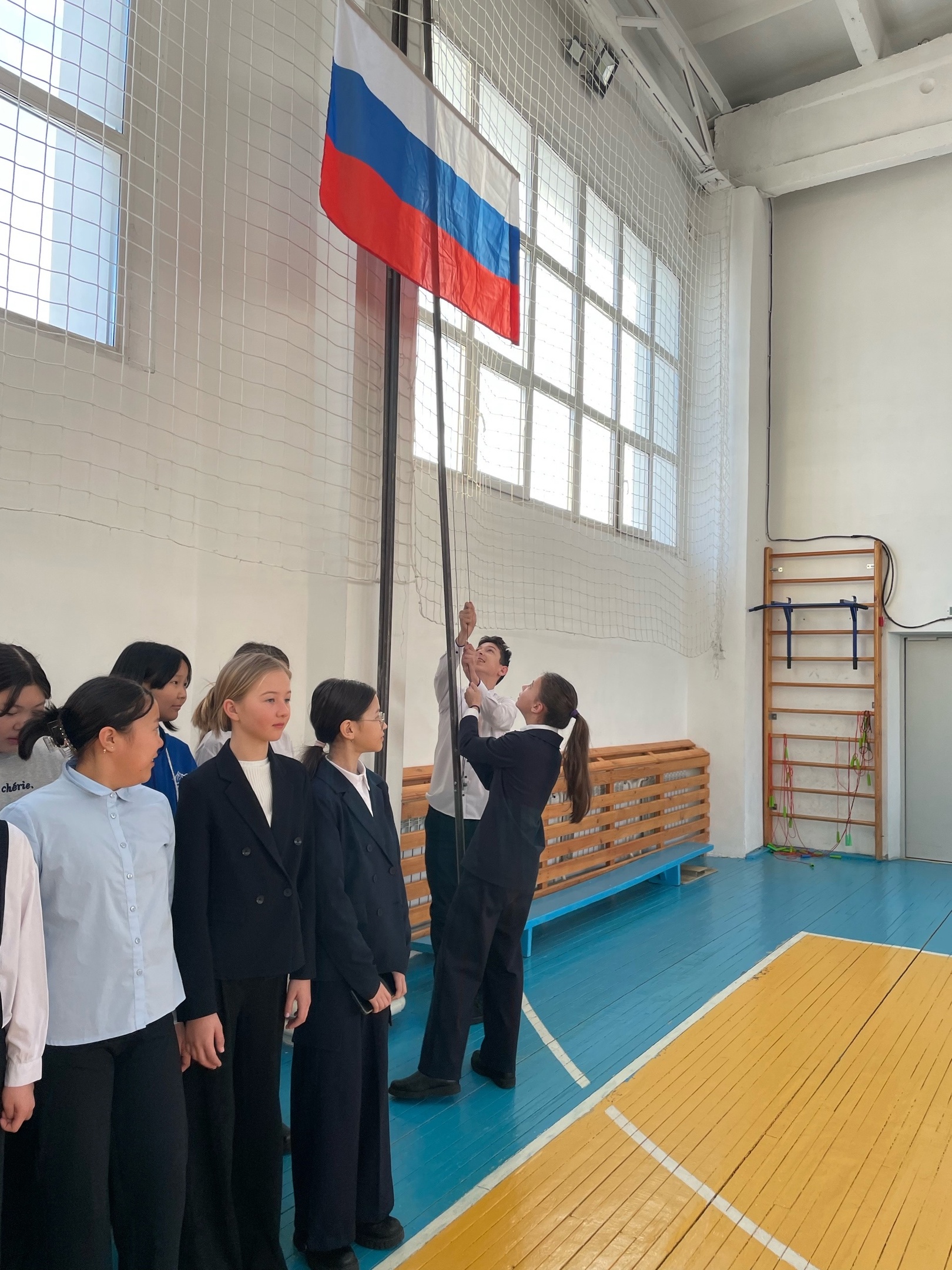 О церемонии поднятия флага Российской Федерации.